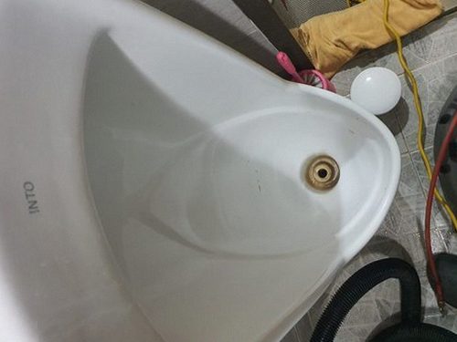 부평구 하수구막힘 공용 배관 점검구 주변을 살펴보는 관리 현장 장면