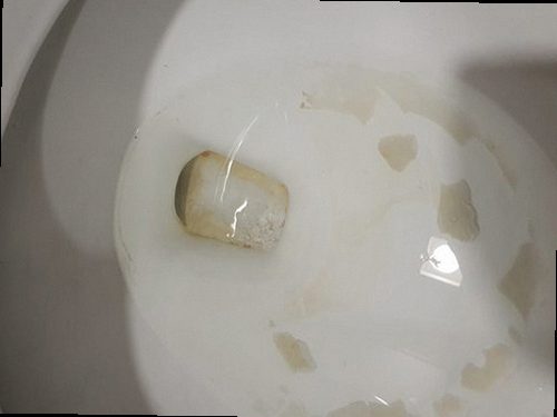 부평구 갈산2동 하수구막힘 배수구 주변 상태와 물 빠짐을 확인하는 모습