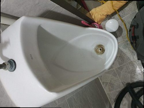 부평구 하수구막힘 배관 정리 후 물 흐름과 주변 누수 여부를 확인하는 마무리 점검