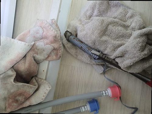 부평구 청천1동 하수구막힘 배수구 주변과 물 고임 상태를 확인하는 모습