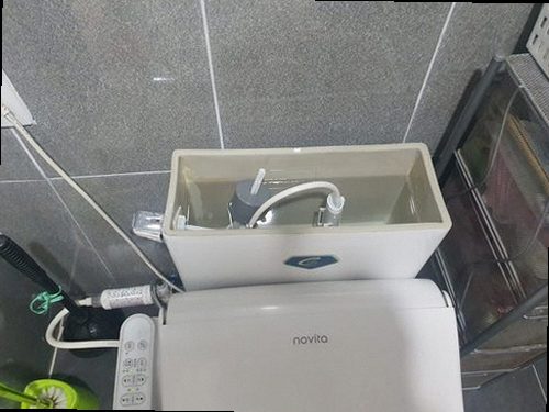 부평구 일신동 하수구막힘 배수구 주변의 물 빠짐 상태와 오염 여부를 확인하는 모습